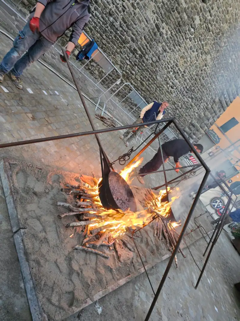Caldarroste sul fuoco alla Sagra del Marrone di Castel del Rio
