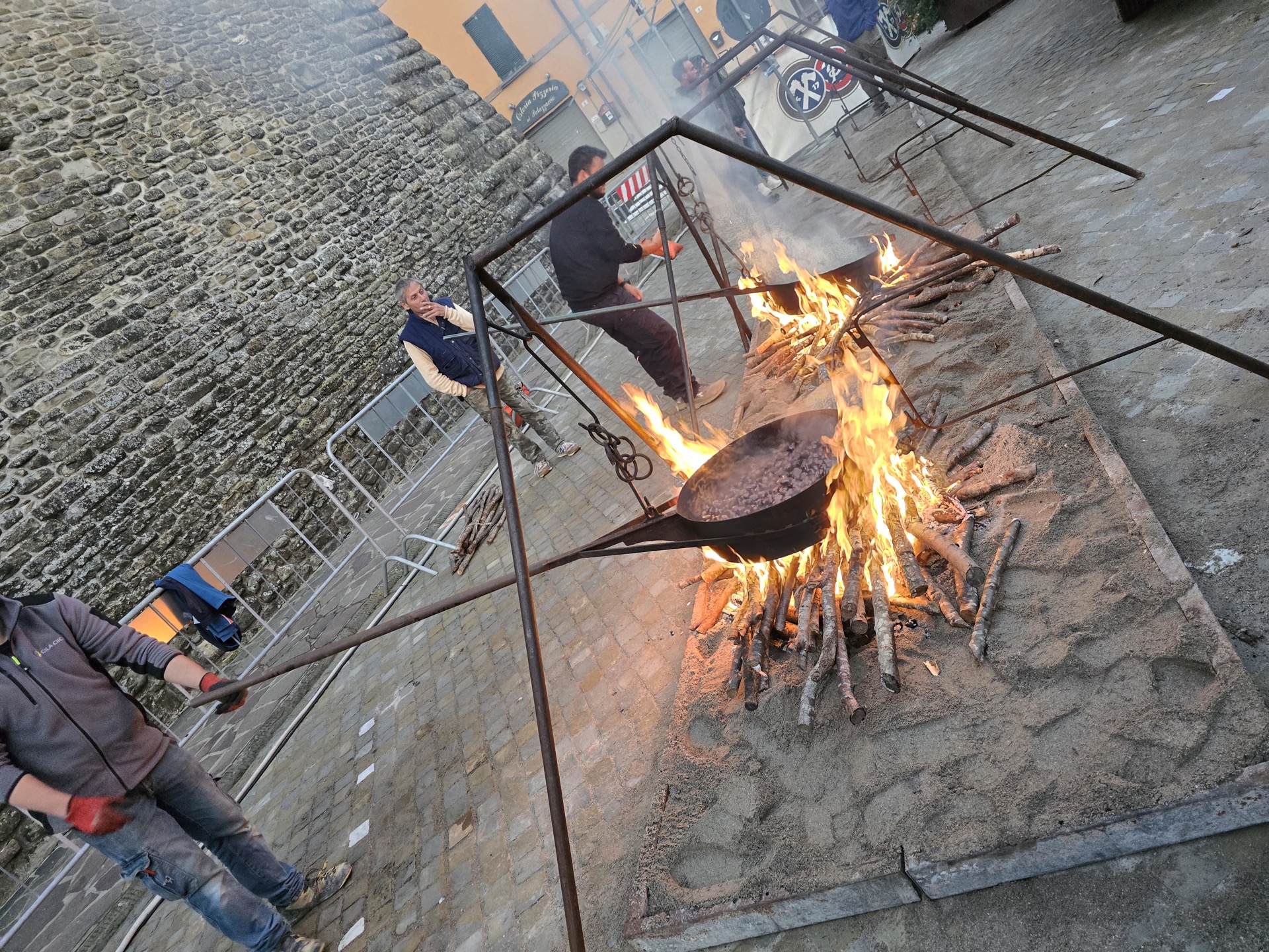 Caldarroste sul fuoco alla Sagra del Marrone di Castel del Rio